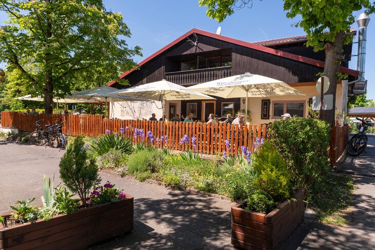 Der gemütliche Biergarten auf dem Campingplatz Katzenkopf.